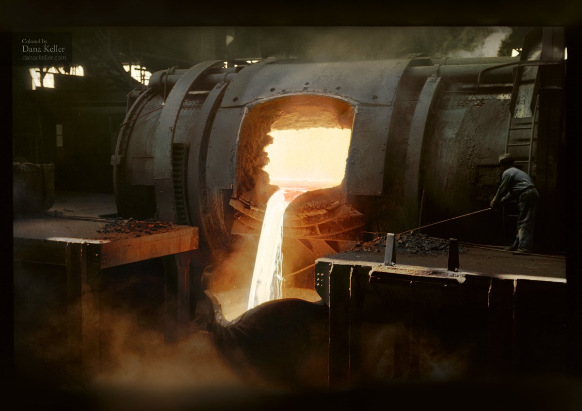 _HistoryInColor's tweet image. A metal worker pours hot molten steel from a furnace, ca. 1940 #colorized facebook.com/HistoryInColor…