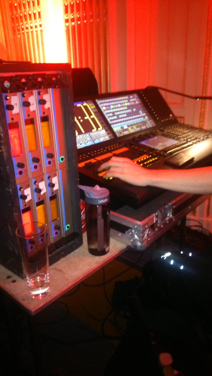 CreatureLX's tweet photo. Photos from December in London! #busybusy https://t.co/vokcS2wFML