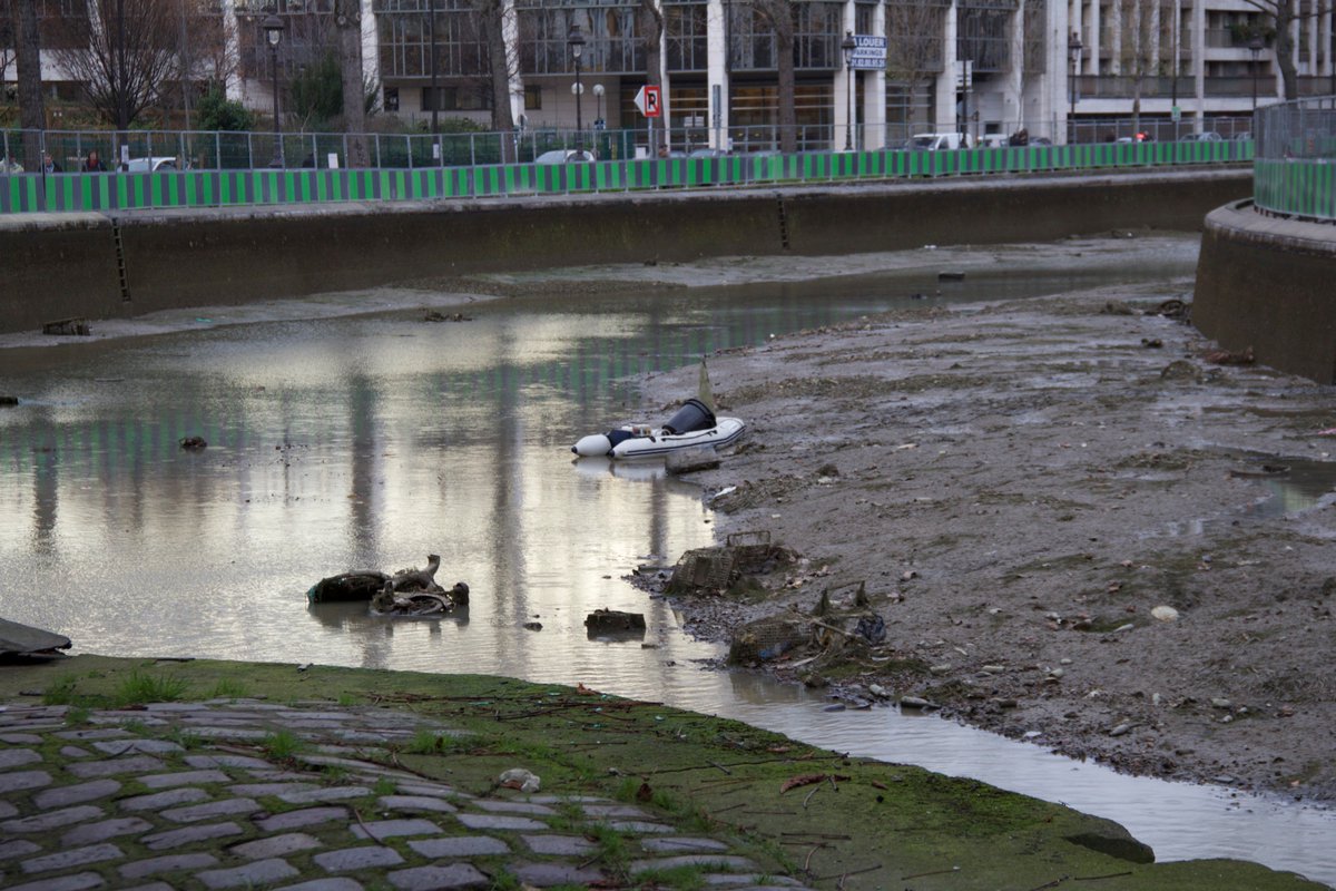 Triste de voir autant de carcasses de Vélib' enfouies dans la vase du #canalsaintmartin #nettoyage #triste #vélib