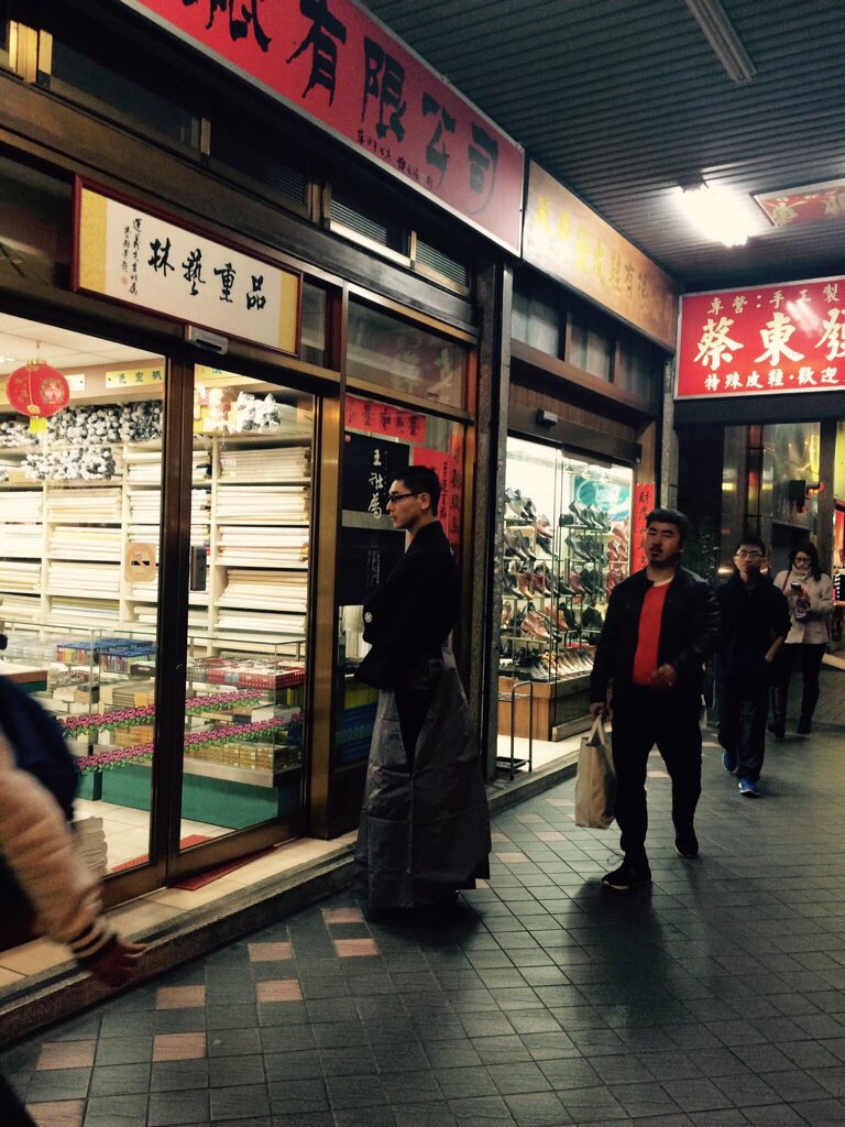 落語家 昔昔亭a太郎と いとこ A太郎メール A太郎ブログの読者である主催の台湾人の方と明日の打ち合わせをし 自称元カリスマに髪を切ってもらい台湾の街での撮影会 溶け込むのも良し 込まないのも良し そして 何だか分からない物を食べるのもまた