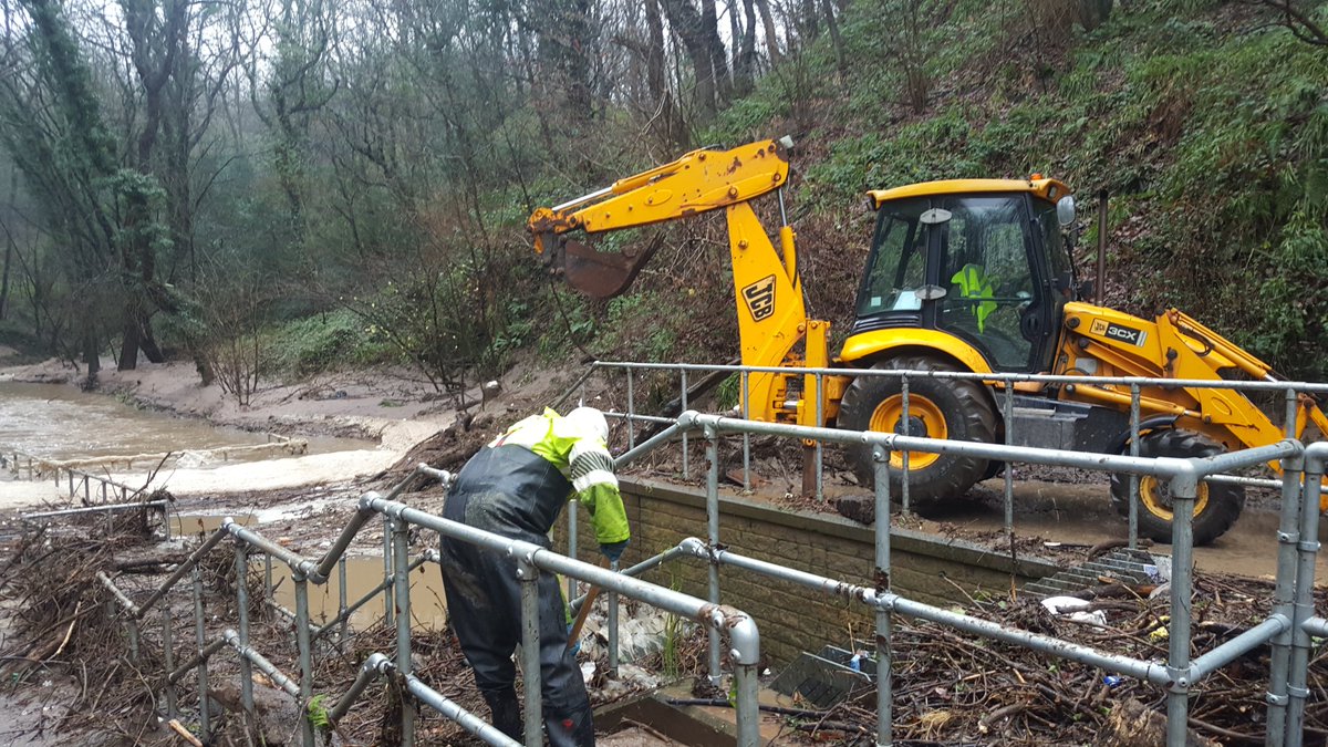 EnvAgencyYNE's tweet image. We've been clearing debris from the screen upstream of #Skinningrove today after heavy rain #floodaware