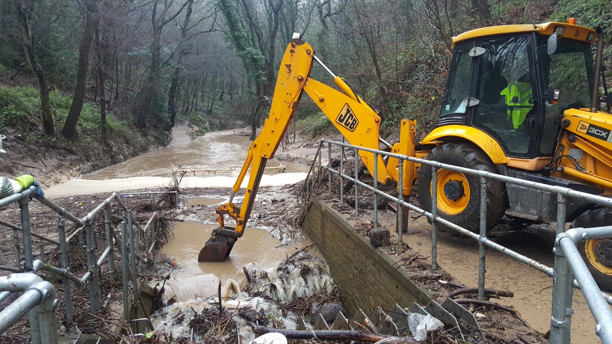 EnvAgencyYNE's tweet image. We've been clearing debris from the screen upstream of #Skinningrove today after heavy rain #floodaware