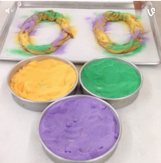 NOLAnews's tweet photo. New Orleans lined up all over for #kingcake, and we captured all the cake-sanity! https://t.co/SieZUBXLOg #carnival https://t.co/ygjoGu3urg