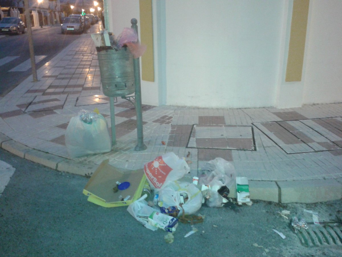 IreIreterroba's tweet photo. Algunos incívicos de La Planilla no sabe donde hay que tirar la basura doméstica https://t.co/xKEVsr6TpW