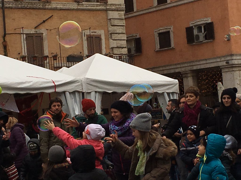 GioFanari's tweet photo. #befanasolidale a piazza navona! Una bella idea per animare le feste a #Roma! https://t.co/cwpf03eXub
