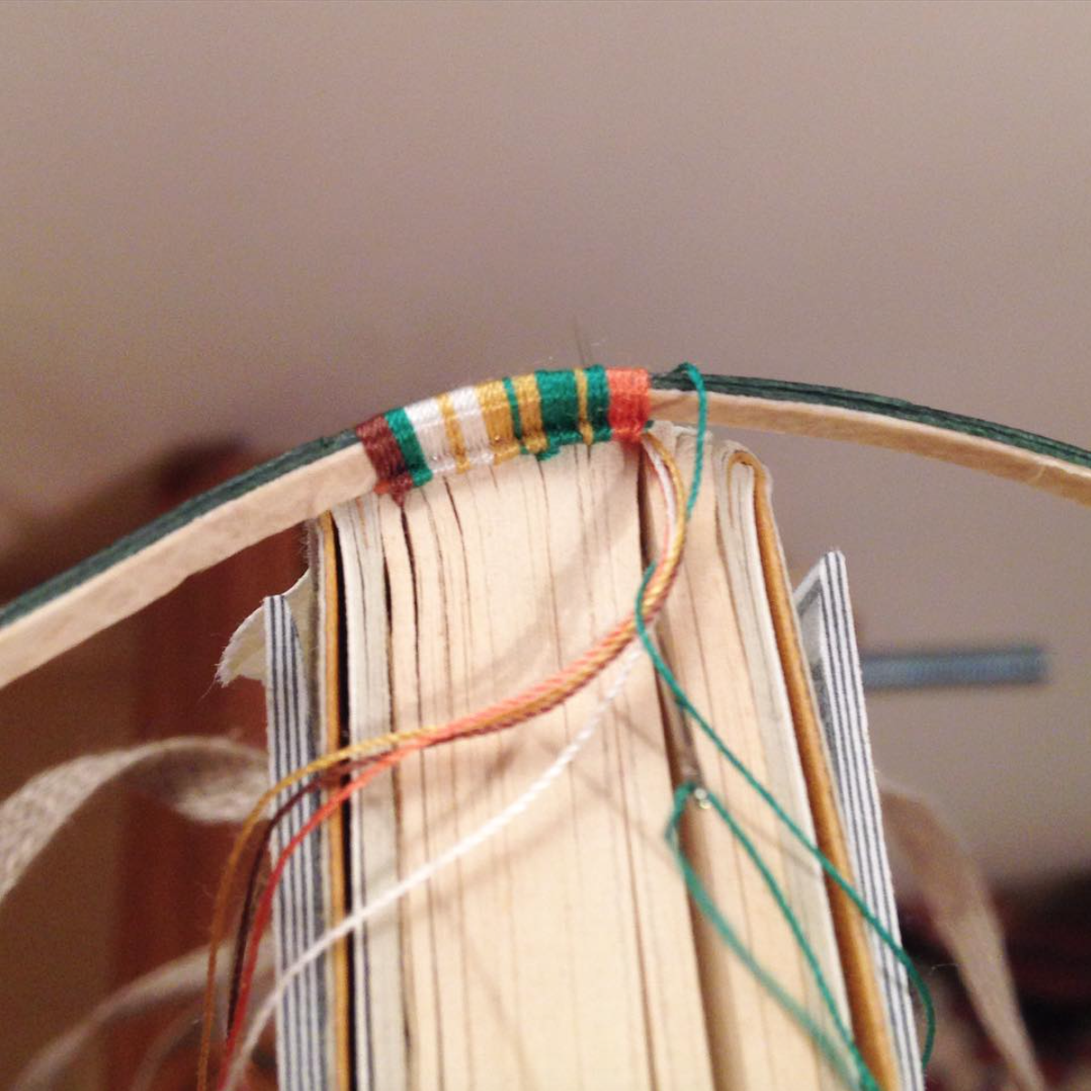 wbookbinding's tweet image. #endbands sewn in 5 coloured silks on a leather and vellum core #bookbinding #finebinding #headbands