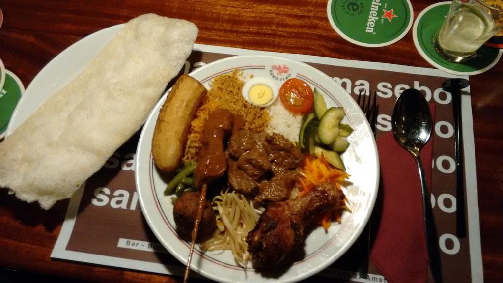 Immek's tweet photo. Op advies vn kenner 'bordje aan de bar' besteld. Ziet er veelbelovend uit. :) #watetenwevandaag #samasebo Smakelijk! https://t.co/tmQY7Fx7kN