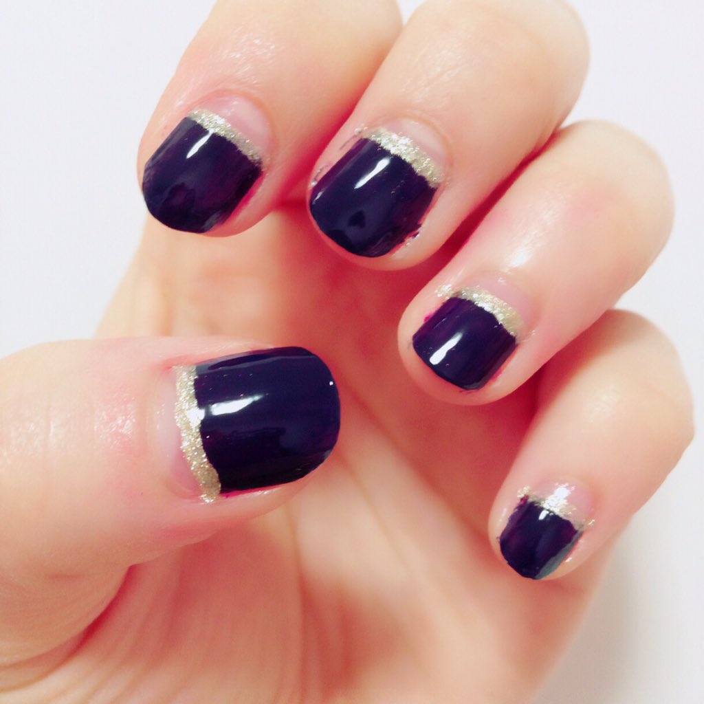chiyuntenten's tweet photo. 今年2度目のnail💅
今年も愛用中なNAILHOLIC💗
広めのBL905に
GD083で線描いた
最後にSP012でツヤツヤ😳💕
#NAILHOLIC
#BL905
#GD083
#SP012
#セルフnail https://t.co/1CraJQEpG2