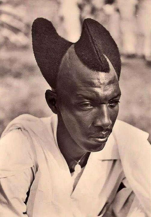 Amasunzu, the traditional hair style of Rwandan men. (Hintmag.com) 
facebook.com/hintmag/posts/…