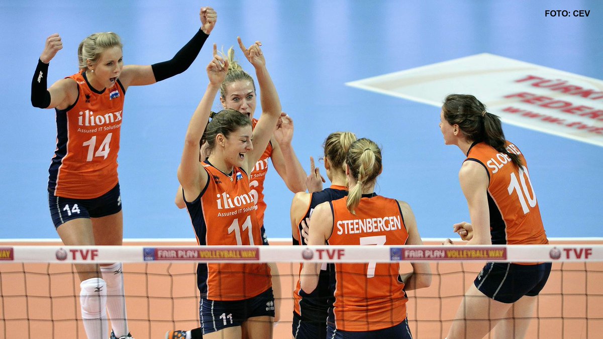 NOSsport's tweet image. En die is binnen! De Oranjevolleybalsters verslaan Turkije. Halve finale op het OKT lonkt. nos.nl/l/2079008