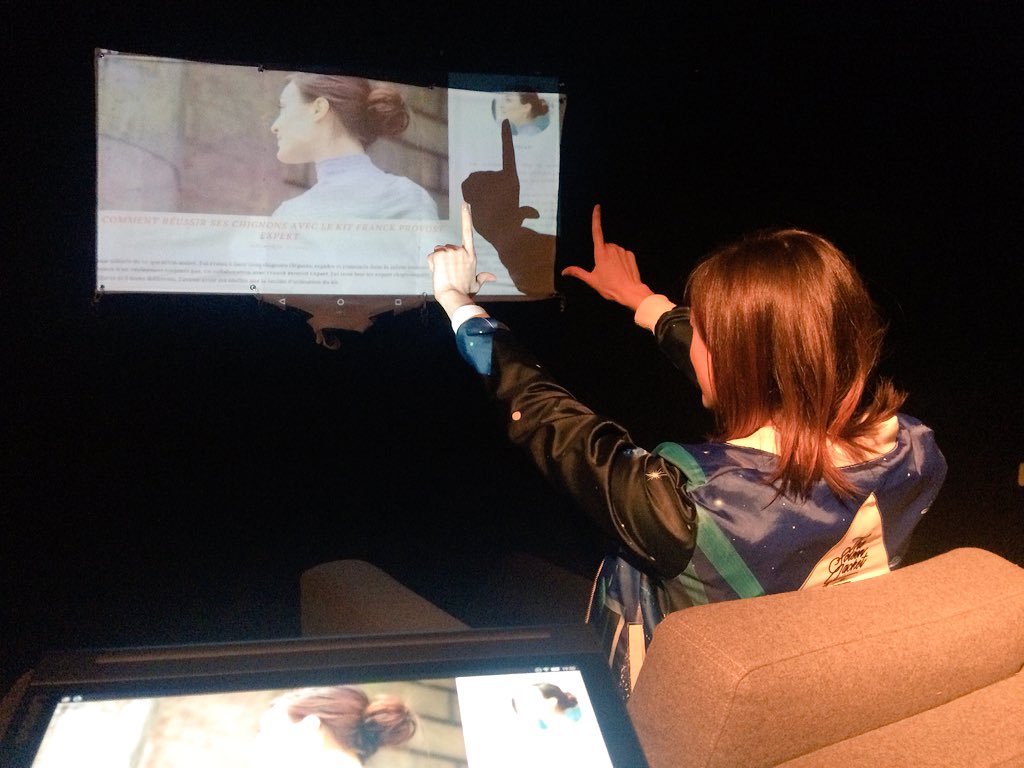 Révolution du taff : la tablette rétroprojecteur et la veste qui fait écran de projo ! Bravo #lenovo 👏 #goodweird