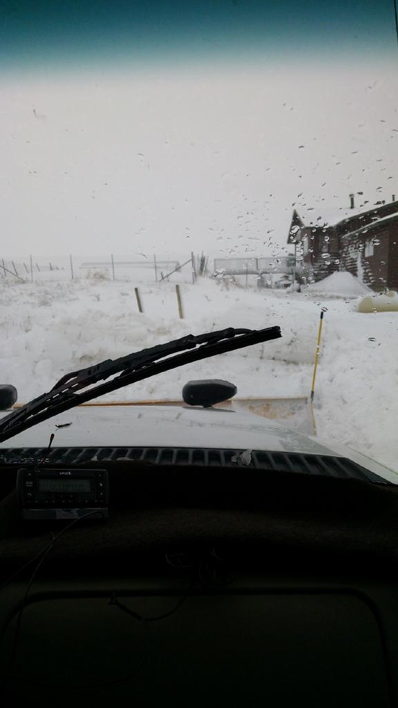davenheth43's tweet photo. This is crazy snow and more coming!!! https://t.co/jmwEKCwUE1