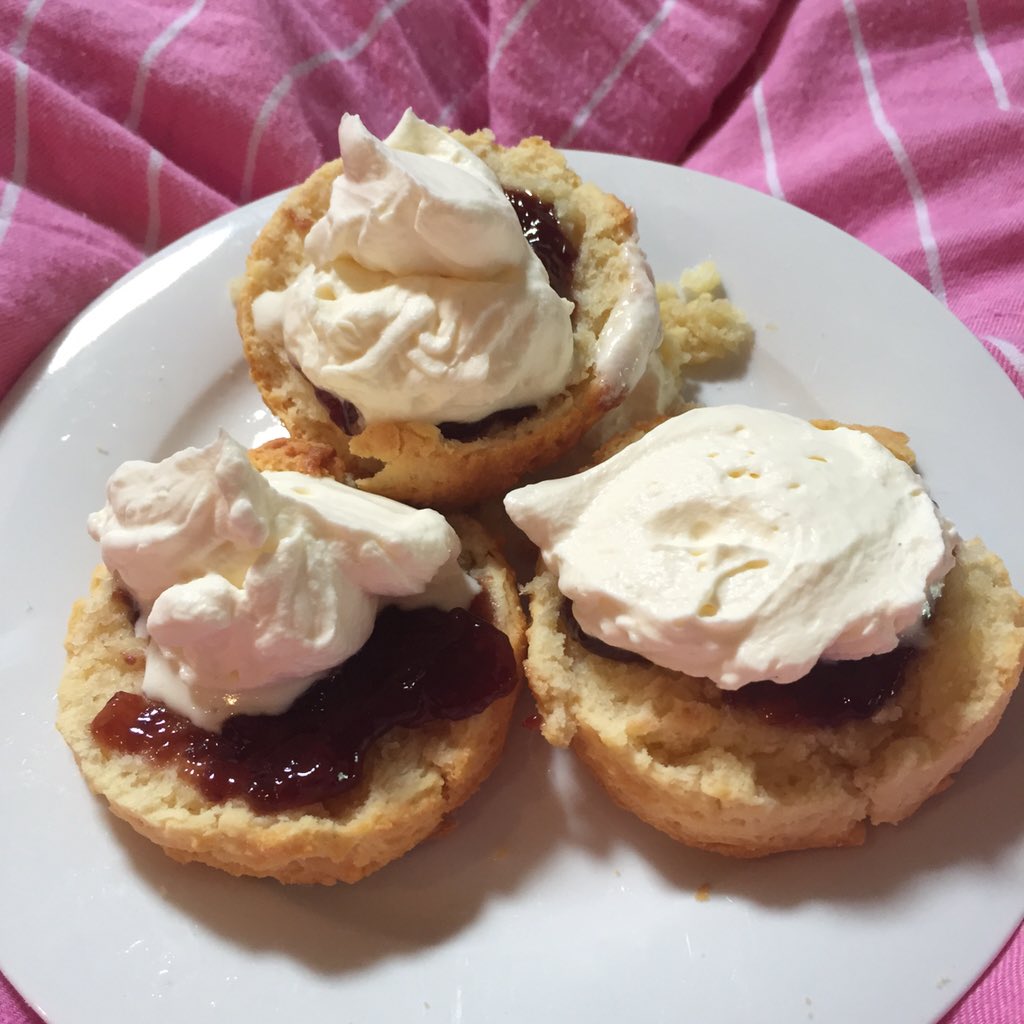 stephaniep08's tweet image. The sun is finally out - eagerly awaiting the pitch report from the @scg for the #PinkTest in #PinkPJs