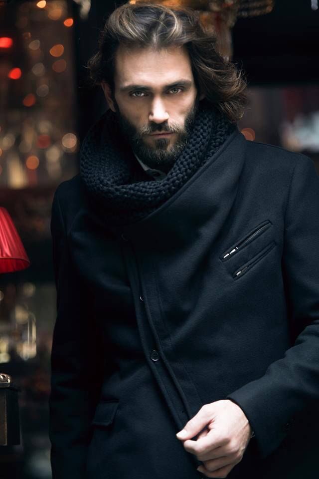 الاسم : ثيو تيودوريديس.
 البلد : اليونان 🇬🇷.
العمر : 40 عامًا. 
المهنة : عارض أزياء.
الطول : 188 سم.