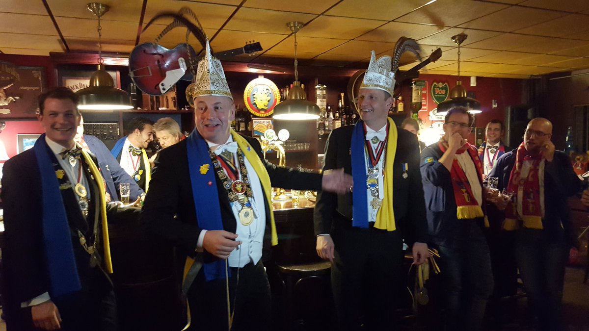 CarnavalinOss's tweet photo. Medailles voor @DeKlooiers van @StadsprinsOss #carnavalshit #carnavalinoss https://t.co/lbwp2R7BcF