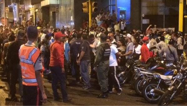Mientras Hay Cadena Nacional: GNB contiene fuerzas de choque en los alrededores AN. Amenazaban con tomar #Hemiciclo