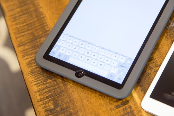 NewsFlashback's tweet photo. #20150214 TechCrunch: Tactus Phorm overlays typing keys on small screens https://t.co/6yFnJDIaOB https://t.co/Tlg6CITgOw