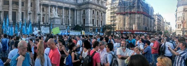 danielonk's tweet photo. "NO SE GOBIERNA POR DNU"
Imágenes del Congreso para exigirle a Macri #sesionesextraordinarias https://t.co/zoZZYXDaNY