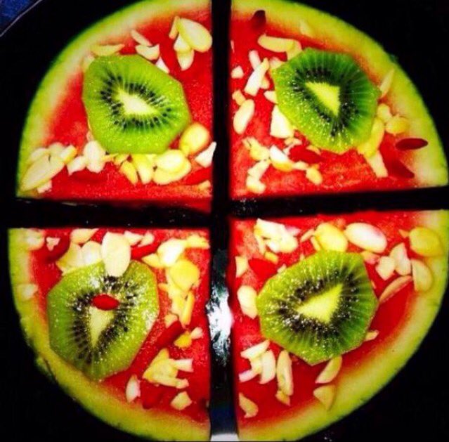 Keep hydrated &amp; try my watermelon 🍉 pizza. Topped with kiwi &amp; almond flakes 💚✌🏼️