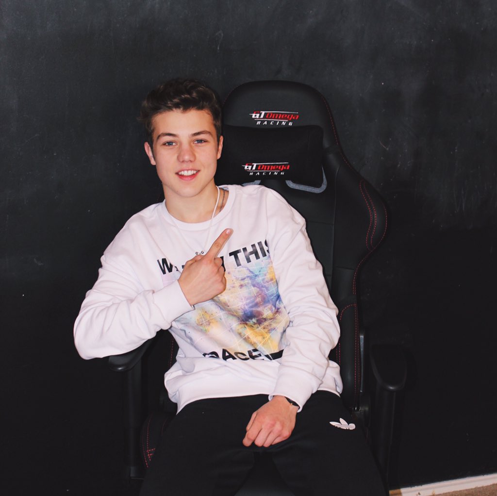 ReedDeming's tweet photo. so in love with my new desk chair. so is blake 😂 #hedoesntliketoshare https://t.co/LMePGFHUeX