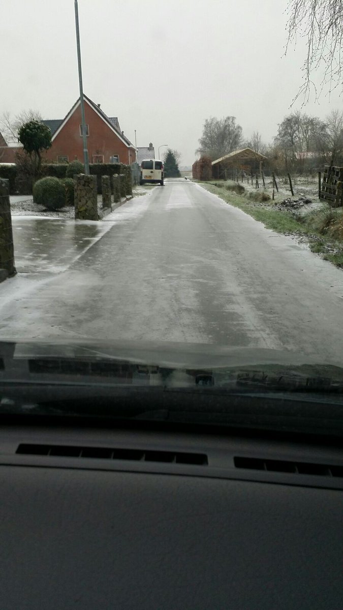 celine_fischer's tweet photo. @YT_Vlekkeloos  nou Groningen is -3 hoor en ijs is er wel maar Gelukkige geen 3 meter 😂 https://t.co/W26gC9HKbr