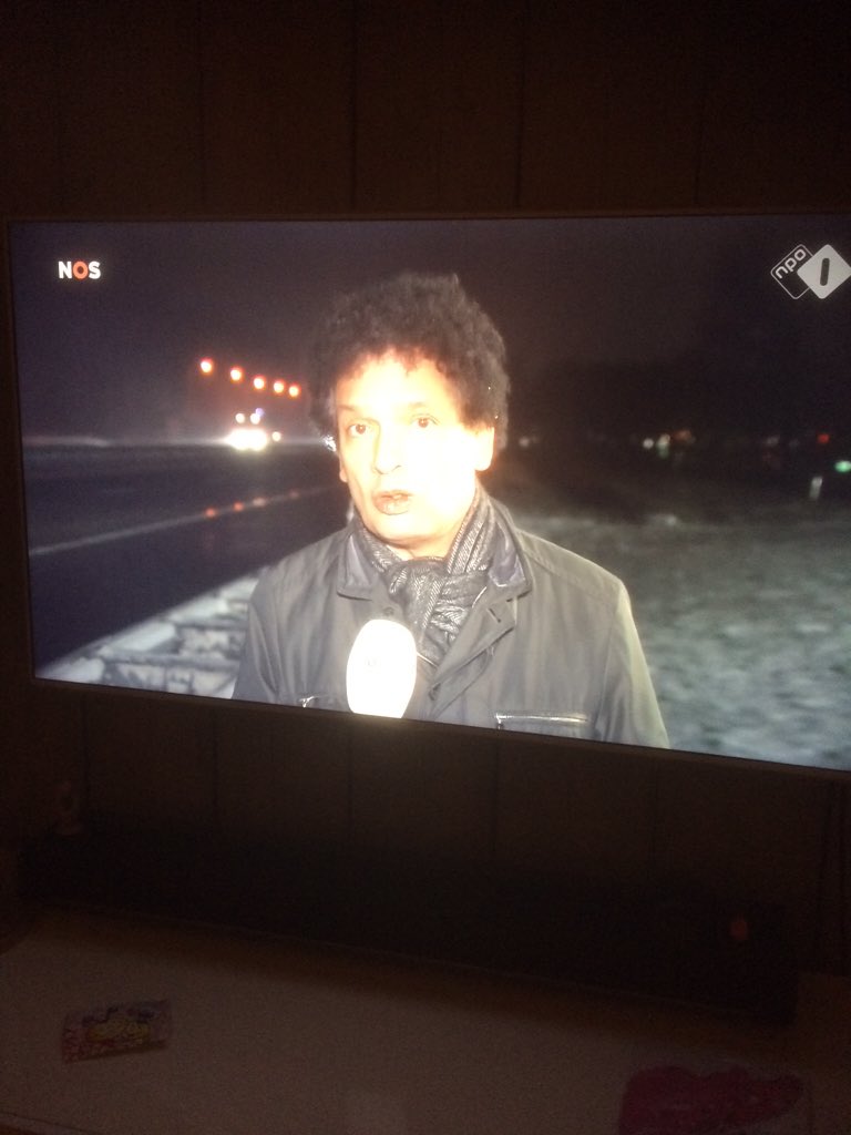 oeki_s's tweet image. Wat wordt Pierre van Hooijdonk oud en waarom geeft hij verslag van iets wat niet voetbal gerelateerd is? #dtv