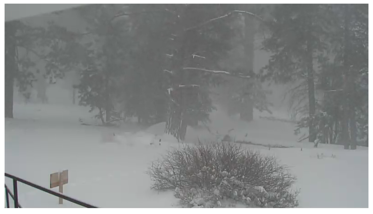 Wow, it's really snowing atop Mount San Jacinto >> Long Valley Cam PalmSprings CVwx Rob