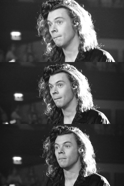 WhyLarryIsReal's tweet photo. look! at this! face!!!! I cannot believe https://t.co/PvoeZ5BttK