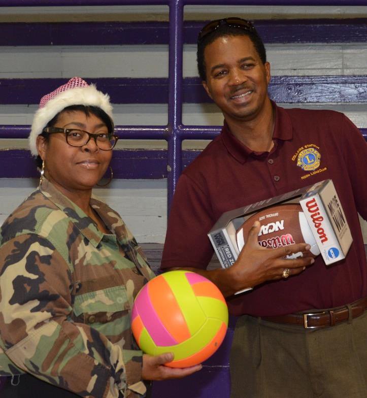 CSNoonLions's tweet photo. CSNL brings Christmas cheer to Calvert children https://t.co/GMdBE19iSP