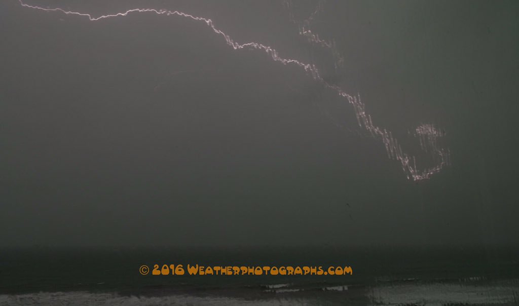 Pronostican en gran parte del país lluvias y fríos intensos - CYEzAz7UQAAM3Pj
