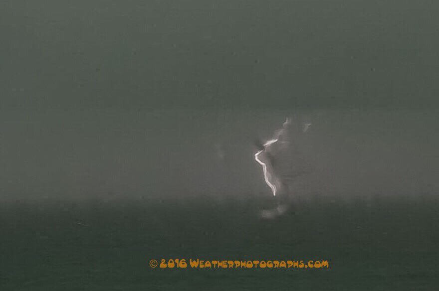 Pronostican en gran parte del país lluvias y fríos intensos - CYEzAz8UAAAosP3