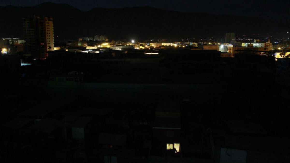 T13's tweet photo. 🔵 AHORA | Corte masivo de luz afecta a Región del Maule y Libertador Bernardo O'Higgins »
https://t.co/KXGCNggLDA https://t.co/cTmjuPh7e6