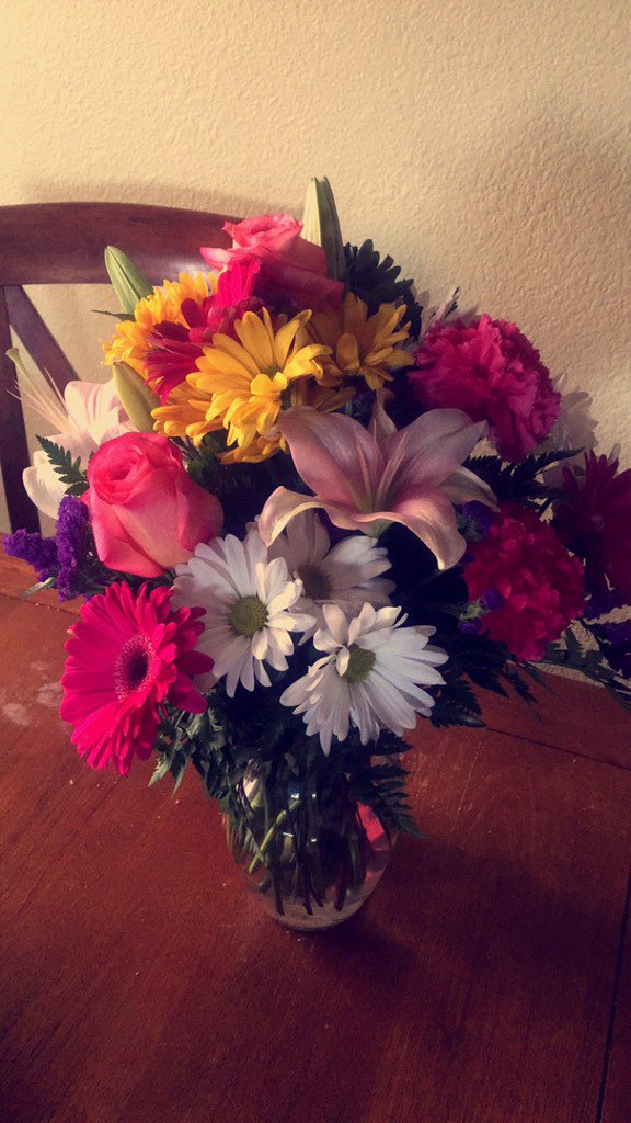 ToriCoates_'s tweet photo. When your having a bad day and get flowers delivered to your house☺️❤️ #Sothoughtful #Hestheshit #Princesstori https://t.co/48enj33P9v