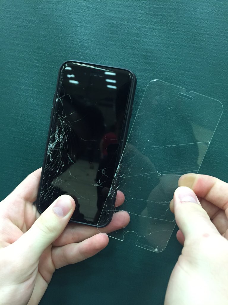 FaZeAdapt's tweet photo. This protective glass sure is great https://t.co/3MaLW4fDcU