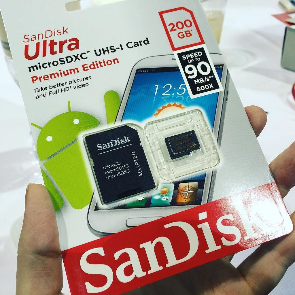 Chip_Chick's tweet photo. This tiny little card packs in 200gb! #sandiskces #mommytech @sandisk #ces2016 https://t.co/aLN7Y8NOvu https://t.co/yAvxqbp53Q