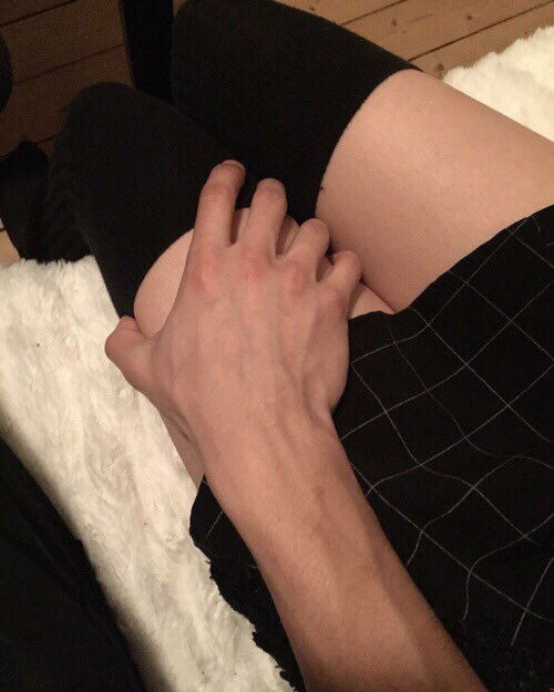 Мужская рука на женской коленке. Потрогал девушку между. Ноги девушки на парне. Лапают мелких. Девушки между.