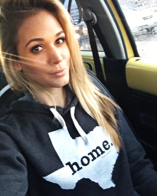 Home is where the ❤️ is. Not the rainy 101 parking lot. TY 4 keeping me warm @thehomet now @kimber_cox<a href="/tag/southernmade"class="tags"><span>#southernmade</span></a>