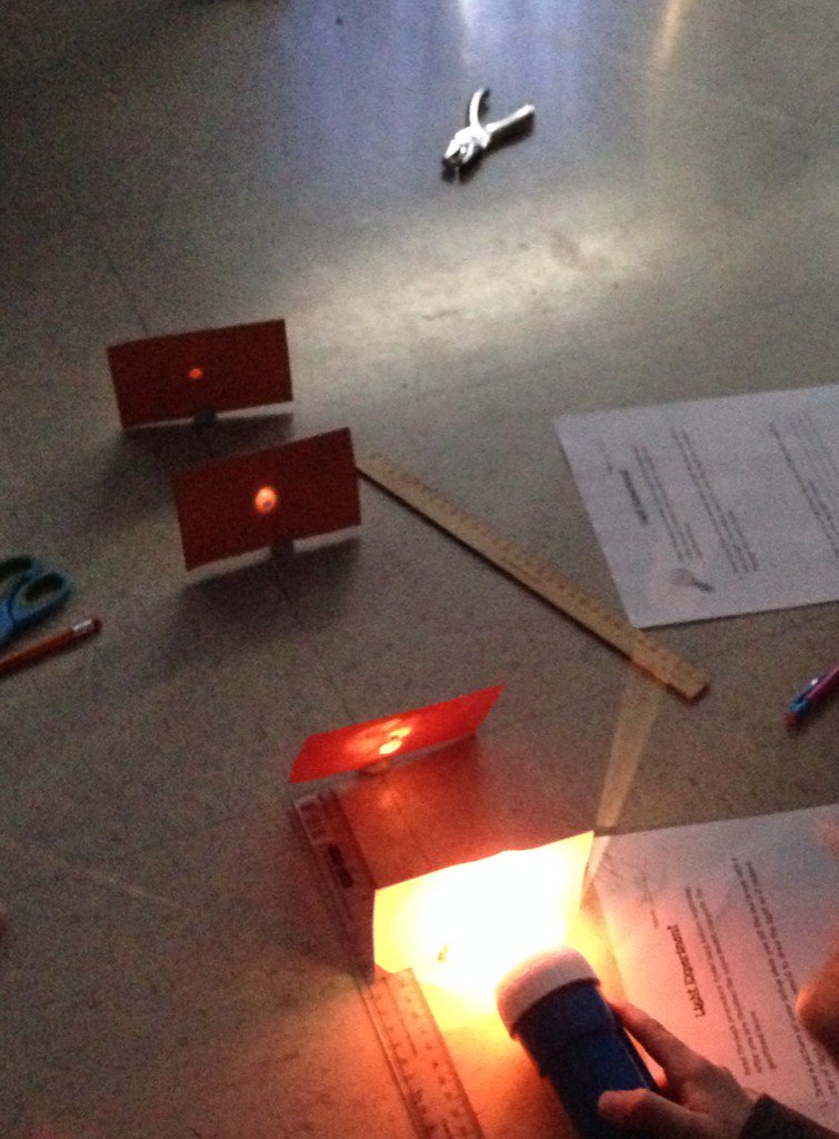 MsJFour's tweet photo. #HF3/4 Ss forming and testing light energy conjectures #sccdsb #science https://t.co/t6OYqQVLyh