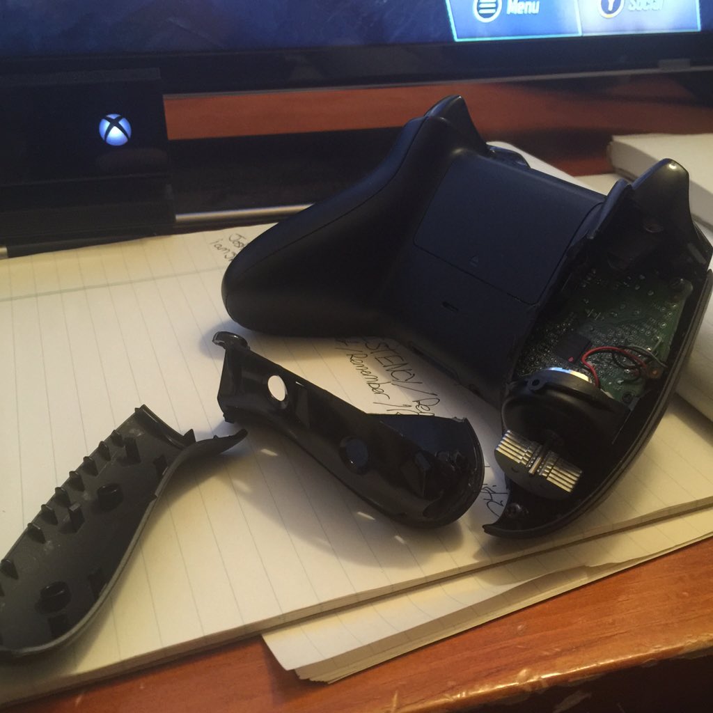LordHalfmann's tweet image. Dear @Xbox the fact this was done with my bare hands means it's time for a stronger grade plastic...#3rdController