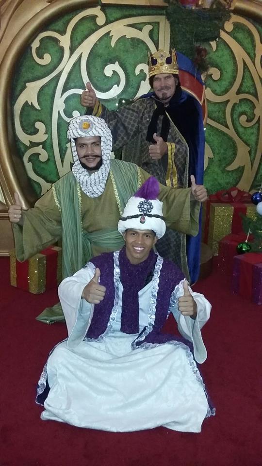 fotoconsanta's tweet photo. ¡Feliz día de Reyes! Galerías Vallarta #FotoconlosReyes https://t.co/VKZhhXnWiQ