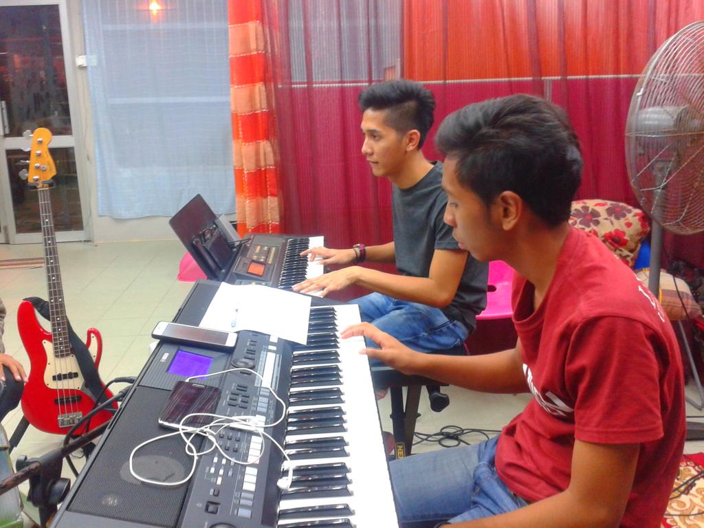 KerabatKebud's tweet photo. Practice nyanyia untuk #MDHAT nanti.. #Kinzmen... Wait for it guys https://t.co/Ja8y2CQVvw