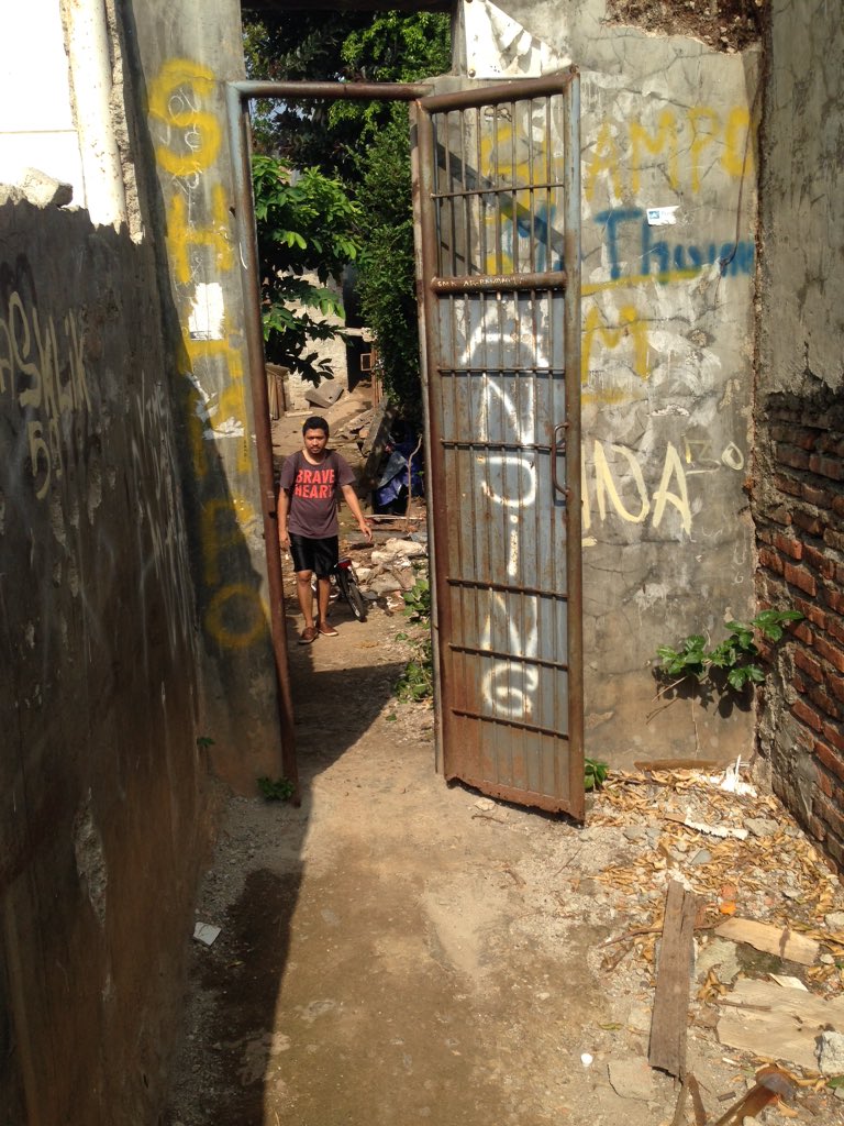 Nabiilayumna's tweet photo. Sepedahan sambil melihat "lubang-lubang cacing" #DuniaParalel @labtanya @kampungnesia https://t.co/wtiJ1AxKxv
