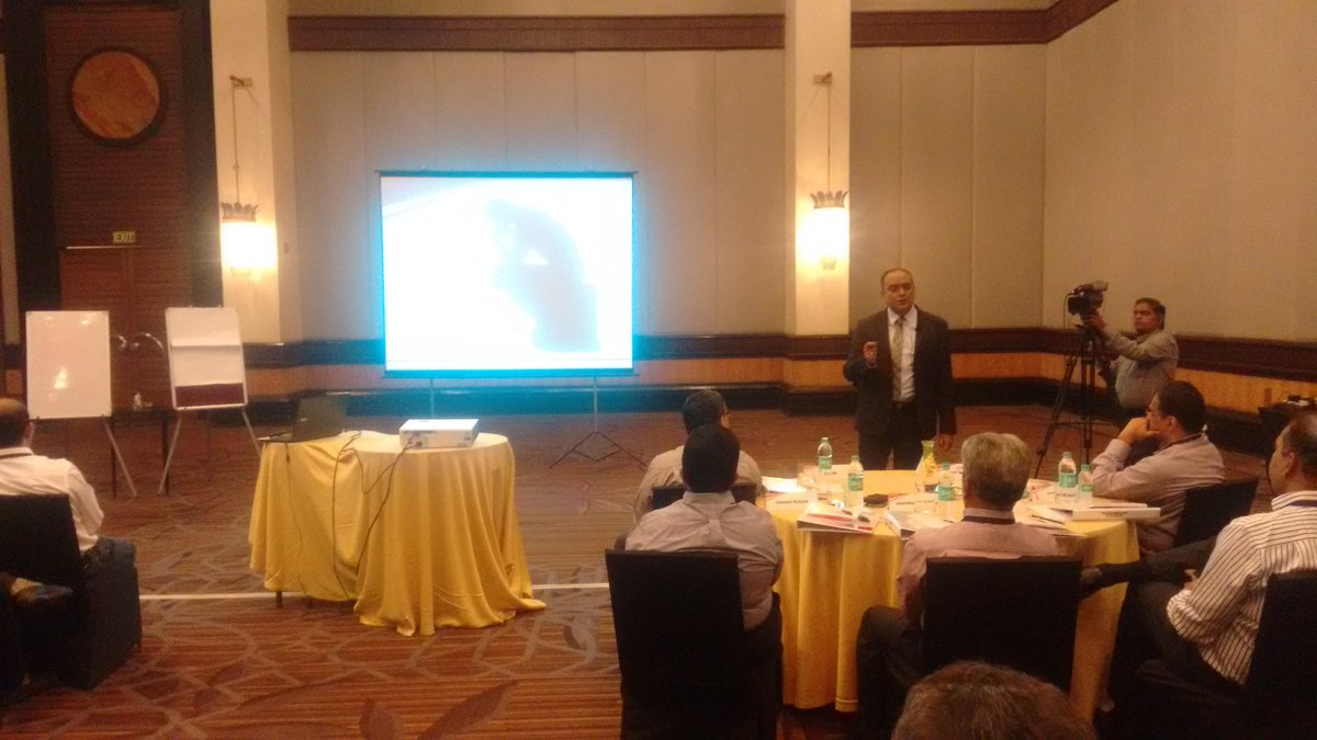 tusharsvaidya's tweet image. @suketukohli kickstarts #reflectiveconversations workshop for senior management of #mahindrafinance @MahindraRise