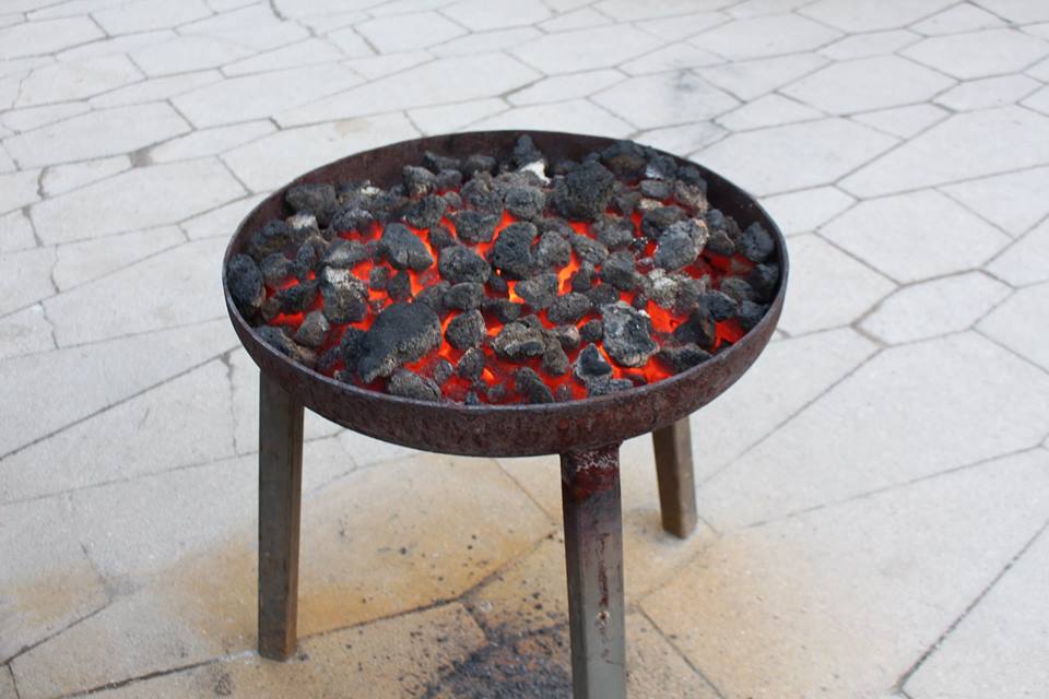 Норвегид цочир хүйтэрч -20 хэм хүрч, гудамжинд олны зам дагуу  коксжсон нүүрс шатааж тавьж, бээрсэн нэгэн дулаацдаг