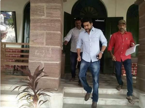 KollywoodCinima's tweet photo. துரை சிங்கம் சிங்க பார்வை

#Singam3 #S3 #Singam3FirstLookPosters @Suriya_offl @shrutihaasan @kegvraja @StudioGreen2 https://t.co/UNvrABOkTD
