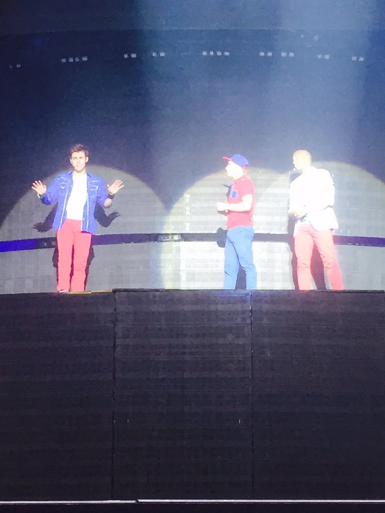 Ruxi51113869's tweet photo. @facugambande @JorgeBlancoG  @SamuKNascimento #ViolettaLiveBucarest Romania loves you💗💗 https://t.co/Fhx9xuX0LM