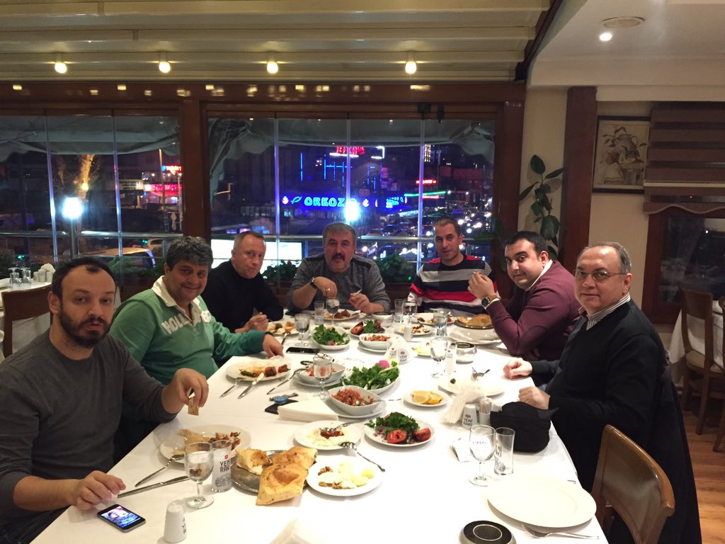 Çok neşeli bir akşamdı