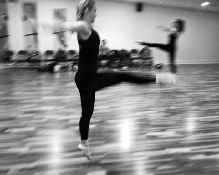 DanceWoking's tweet photo. #ThrowBackThursday - #SummerDanceProject Dancers learnt @RichardAlstonDC repertoire 'Nomadic' by a company member! https://t.co/0NCysjaPyj