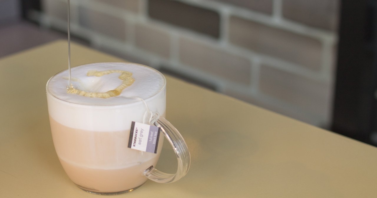 スターバックス コーヒー ふんわりやさしい甘さのラベンダー アールグレイ ティー ラテ フォームミルクを多めにして ハチミツをかけると さらにほっとする味わいに お仕事の合間のひと休みにいかがですか T Co Gremfamepg T Co