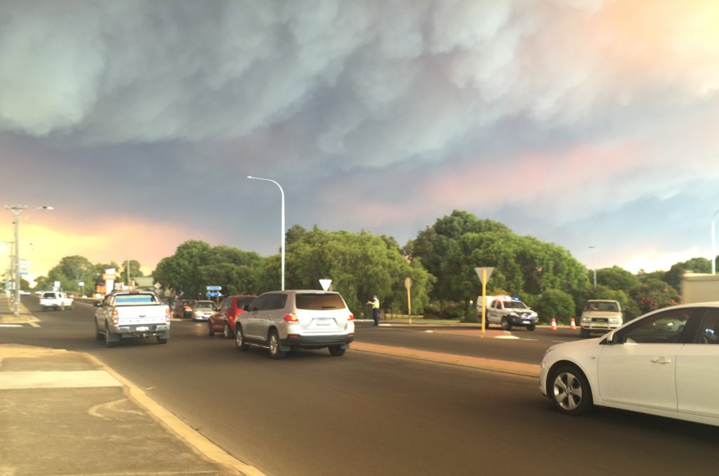 Shannon Wood (@shannoncwood) on Twitter photo <a href="/ColliePol/">Collie Police</a> doing a fantastic job of managing the heavy flow of traffic on Throssell Street. #WaroonaFire <a href="/ColliePol/">Collie Police</a> doing a fantastic job of managing the heavy flow of traffic on Throssell Street. #WaroonaFire